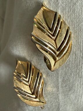 Trifari Vintage Gold Tone Leaf Clip-On Earrings